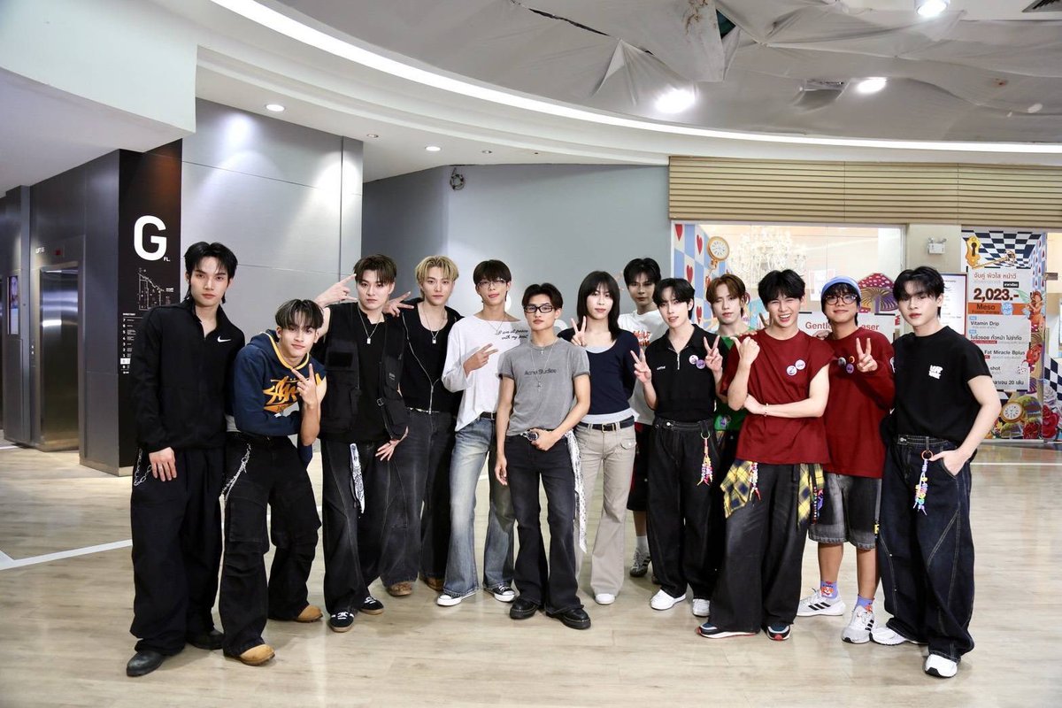 twavebyku's tweet photo. DICE x QENRYX x SuperThai x TACE รวมพลังสร้างโมเมนต์สุดประทับใจใน Random Dance ส่งต่อมิตรภาพและความสนุกให้แฟนๆ T-POP
#DICE #DICE_SONRAY #QENRYX #SuperThai #TACE #TPOP #RandomDance #UnionMall #TheViralHits #ViralHitsMusicVision 
        แฟนๆ T-POP ได้สัมผัสอีกหนึ่งโมเมนต์สุดพิเศษ มื่อ อาโป, อ๊อตโต้ และ เฟรม ตัวแทนจาก DICE, พร้อมด้วย QENRYX, SuperThai และ TACE มาร่วมสร้างสีสันในกิจกรรม Random Dance เมื่อวันที่ 24 กรกฎาคม 2569 ณ Union Mall ท่ามกลางบรรยากาศที่เต็มไปด้วยเสียงเชียร์ รอยยิ้ม และความสนุกจากแฟนเพลงที่มาร่วมงานอย่างคึกคัก

ศิลปินทุกวงต่างร่วมสนุกกับกิจกรรมอย่างเป็นกันเอง สร้างโมเมนต์แห่งมิตรภาพ แลกเปลี่ยนพลังบวก และมอบความทรงจำดีๆ ให้กับแฟนคลับ สะท้อนภาพความอบอุ่นของวงการ T-POP ที่ศิลปินจากหลากหลายค่ายพร้อมร่วมสร้างสีสันและเติบโตไปด้วยกัน
