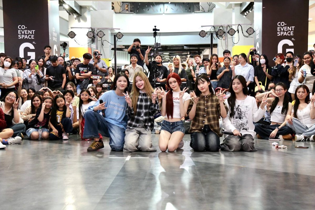 twavebyku's tweet photo. DICE x QENRYX x SuperThai x TACE รวมพลังสร้างโมเมนต์สุดประทับใจใน Random Dance ส่งต่อมิตรภาพและความสนุกให้แฟนๆ T-POP
#DICE #DICE_SONRAY #QENRYX #SuperThai #TACE #TPOP #RandomDance #UnionMall #TheViralHits #ViralHitsMusicVision 
        แฟนๆ T-POP ได้สัมผัสอีกหนึ่งโมเมนต์สุดพิเศษ มื่อ อาโป, อ๊อตโต้ และ เฟรม ตัวแทนจาก DICE, พร้อมด้วย QENRYX, SuperThai และ TACE มาร่วมสร้างสีสันในกิจกรรม Random Dance เมื่อวันที่ 24 กรกฎาคม 2569 ณ Union Mall ท่ามกลางบรรยากาศที่เต็มไปด้วยเสียงเชียร์ รอยยิ้ม และความสนุกจากแฟนเพลงที่มาร่วมงานอย่างคึกคัก

ศิลปินทุกวงต่างร่วมสนุกกับกิจกรรมอย่างเป็นกันเอง สร้างโมเมนต์แห่งมิตรภาพ แลกเปลี่ยนพลังบวก และมอบความทรงจำดีๆ ให้กับแฟนคลับ สะท้อนภาพความอบอุ่นของวงการ T-POP ที่ศิลปินจากหลากหลายค่ายพร้อมร่วมสร้างสีสันและเติบโตไปด้วยกัน