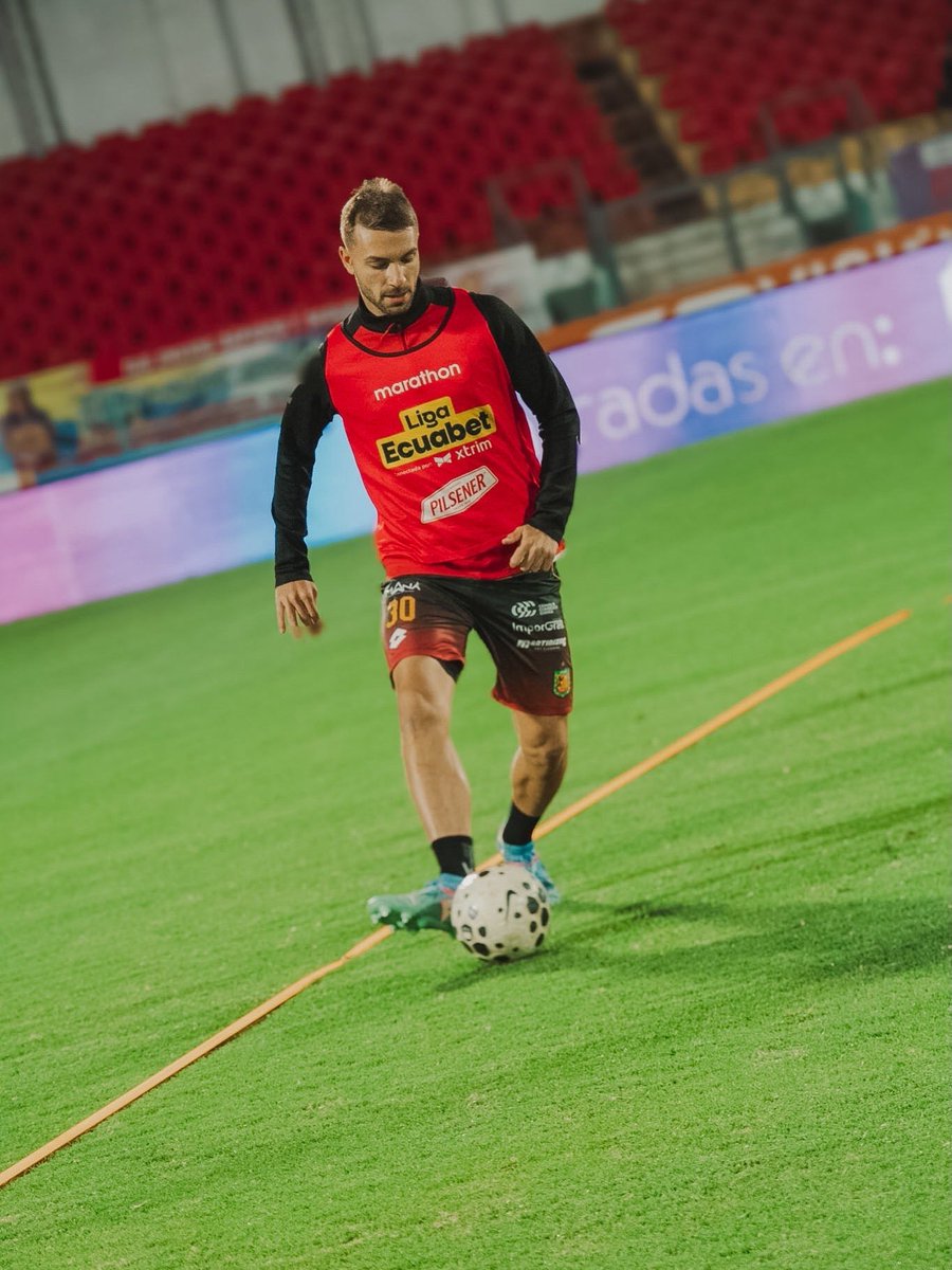 DCuencaOficial's tweet photo. Calentamiento ✅🔜⚽️

#VamosCUENCA 🔴⚫️ https://t.co/7FEBFDWvyC