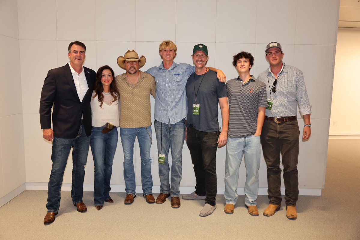 GovStitt's tweet photo. My weekend plans included visiting with my friend @Jason_Aldean and watching him perform some great country music live here in Oklahoma City. Such a great concert! https://t.co/uaJqs1DHMN