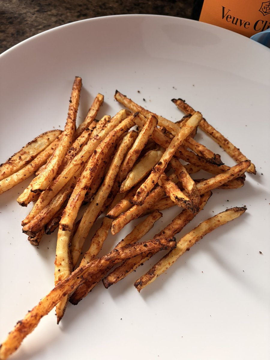 dewnyx's tweet photo. yummm french fries 🤤 https://t.co/xP4A4GlYub