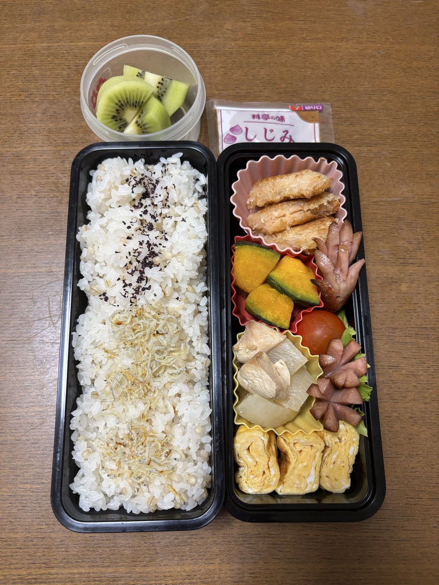 mtn385's tweet photo. 大気が不安定な毎日ですが、昨日、今日は少し涼しいかな
前半、穴埋めで出勤が多かった分、7月の勤務は昨日で終了
疲弊し切っている長男をかわりに休ませたい…
🐟サーモンメンチ
🐓とり大根
🎃かぼちゃ煮
🥚卵焼き、ソーセージ
🍅味噌汁🥝
#お弁当作り楽しもう部 #お弁当記録 https://t.co/FPu7MmZQDg