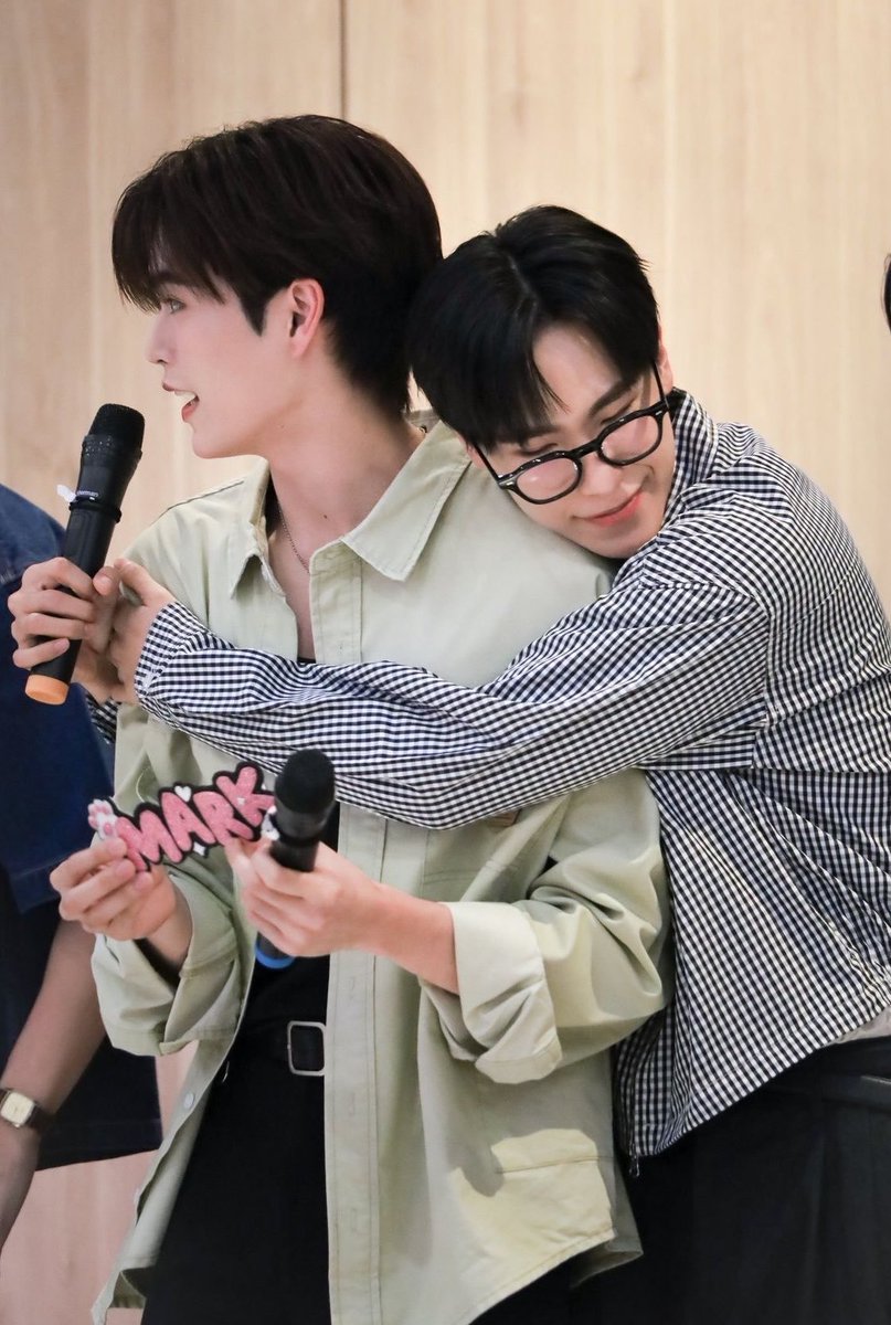 nxxJunniorrs's tweet photo. ส่งหัวใจไปโอบกอด  ขอให้กอดนี้ เติมพลังใจให้ผ่านทุกเรื่องราวไปได้
จากหัวใจครอบครัวจูมาร์คโม่มี่ 
💙💙💙💙

#Markjrtn https://t.co/sTUisISbYh