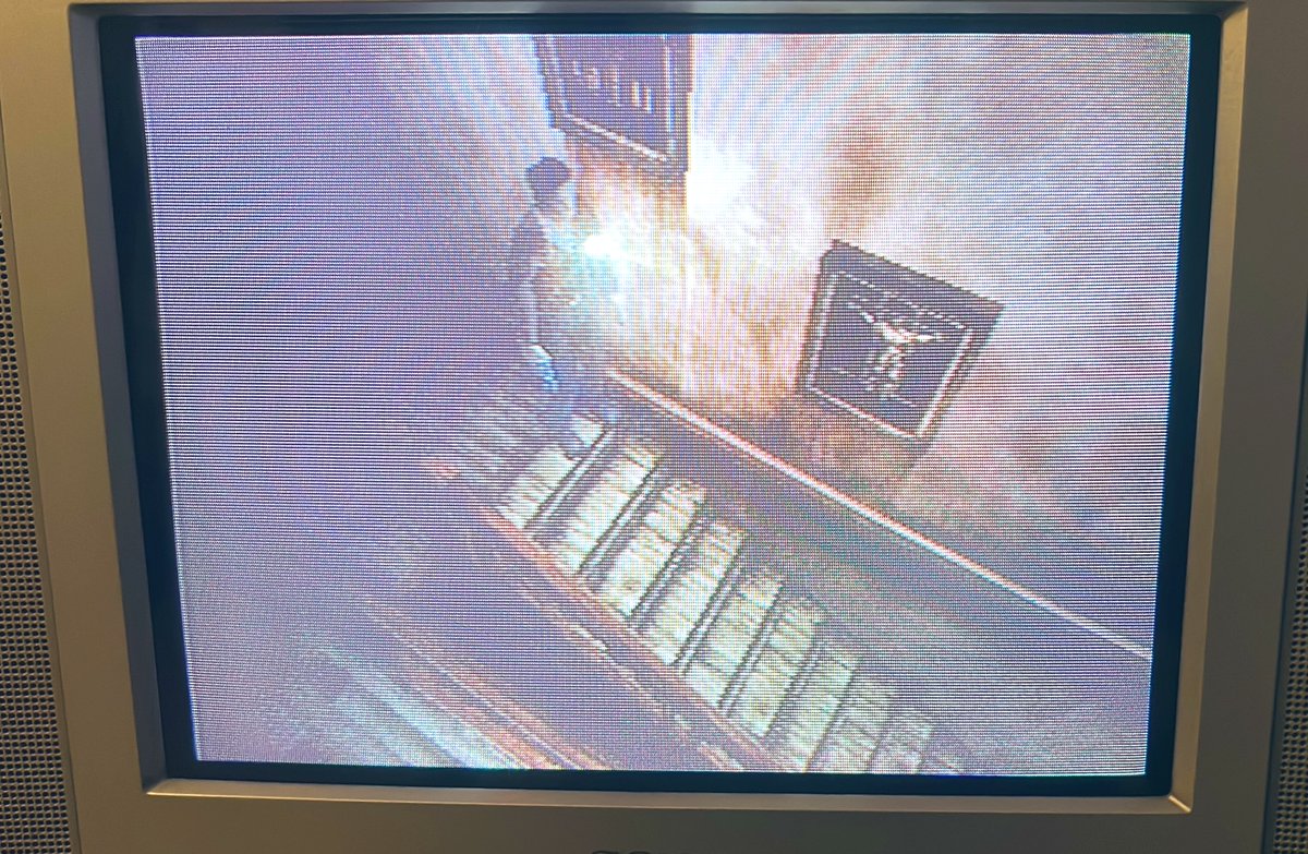 Irakcillo's tweet photo. Silent Hill (1999) es de las experiencias más memorables que he vivido en un videojuego en TODA mi vida.

Es la definición perfecta de terror psicológico y de un ambiente inquietante. SH no recurre a trucos baratos para provocarte miedo; te incomoda desde las sensaciones: incertidumbre, vulnerabilidad, silencio incómodo, banda sonora perturbadora, niebla que oculta más de lo que muestra. Todos estos elementos te obligan a imaginar lo que hay detrás de cada esquina, y precisamente por eso, más de 25 años después, sigue causando muchísimo miedo (a pesar de sus gráficos). La imaginación siempre es peor que cualquier monstruo.

Jugarlo hoy en una tele de tubo, con el DualShock 1 y en hardware original me regresó a mi infancia, cuando veía a mi tío perderse en ese pueblo maldito del que no entendíamos nada.

Pocos juegos me han hecho sentir tanto. Muero por ver cómo sale el remake en 2027.

#SILENTHILL