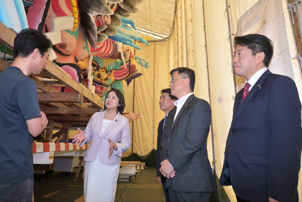 my219osa6832's tweet photo. 一昨日、公明党青森県本部政経セミナー終了後、竹谷代表と庄子衆議院議員とともに、「ねぶた」の制作現場を視察し、ねぶた師から制作作業の行程や常設の作業小屋整備の必要性などを伺った竹谷代表は、青森市議とも連携し、更なる観光資源の充実に意欲を示されていました😃
#ねぶた
#青森県
#公明党 https://t.co/HHqrewV3kD