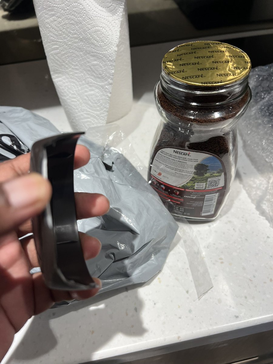 Grievance_005's tweet photo. @AmazonSaudii ordered few things including a coffee bottle. When opened the packet, the cap/lid of it was broken. How can it break if it’s wrapped with a bubble wrap ? https://t.co/y3WsWDGEen