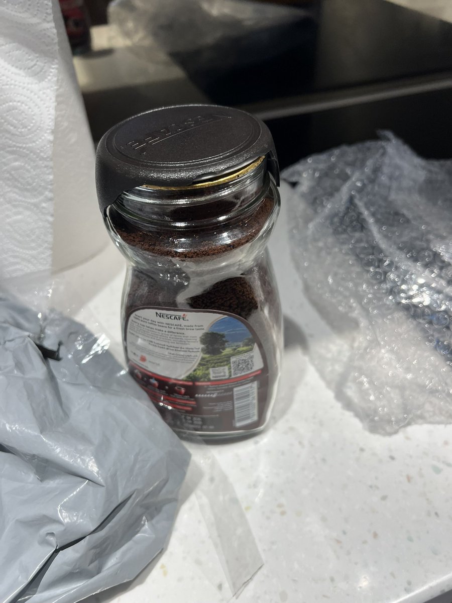 Grievance_005's tweet photo. @AmazonSaudii ordered few things including a coffee bottle. When opened the packet, the cap/lid of it was broken. How can it break if it’s wrapped with a bubble wrap ? https://t.co/y3WsWDGEen