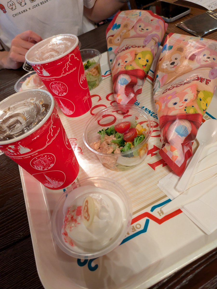 Yuki_Katsuki's tweet photo. 25年ぶりにディズニーシーへ行ってみました〜♥友人が慣れてたので、結構回れ��した✨
ダッフィーちゃんのショーレストランは、美味しいし、可愛いし、オススメ〜日本は平和だわ〜
#東京ディズニーシー https://t.co/YLjX5u9HuY