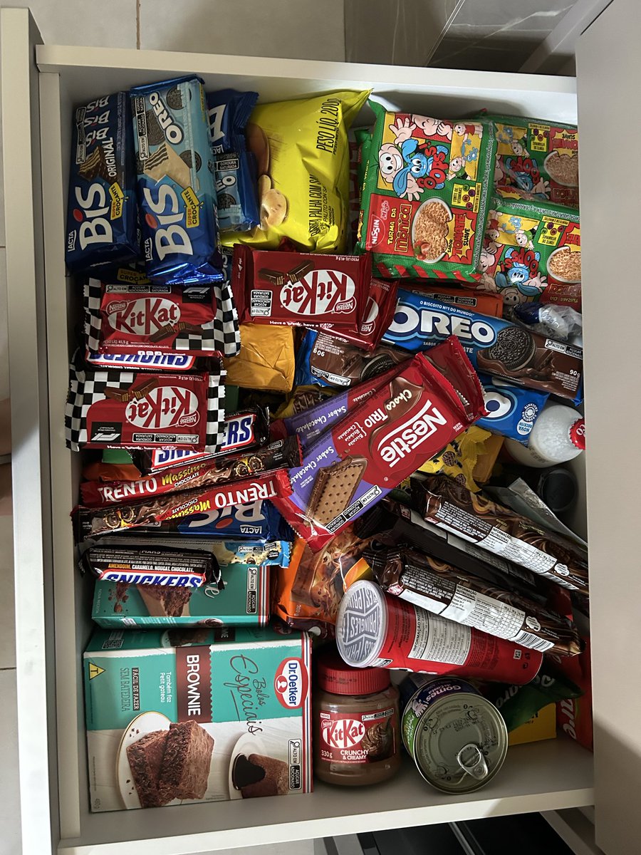 thaisx_2005's tweet photo. Ficar de dieta aq em casa é tipo prova de resistência #sos https://t.co/6ilRIc6uWn