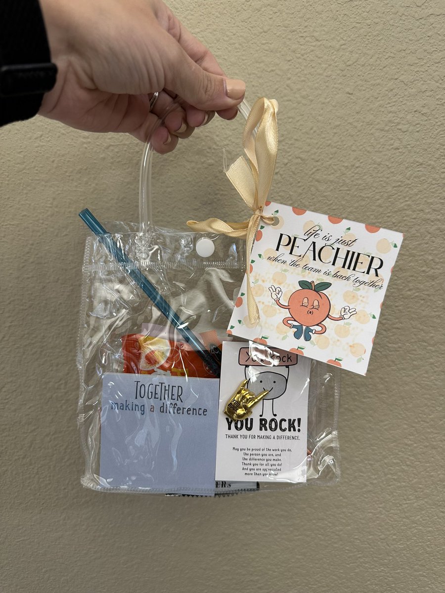 bennadventures's tweet photo. A thoughtful gift, an encouraging note, and an amazing teamβ¦Iβd say this school year is off to a pretty peachy start! π So grateful to work with leaders who make people feel valued. #DigitalLearningCoach #Education #Teamwork https://t.co/IO3GButD9J