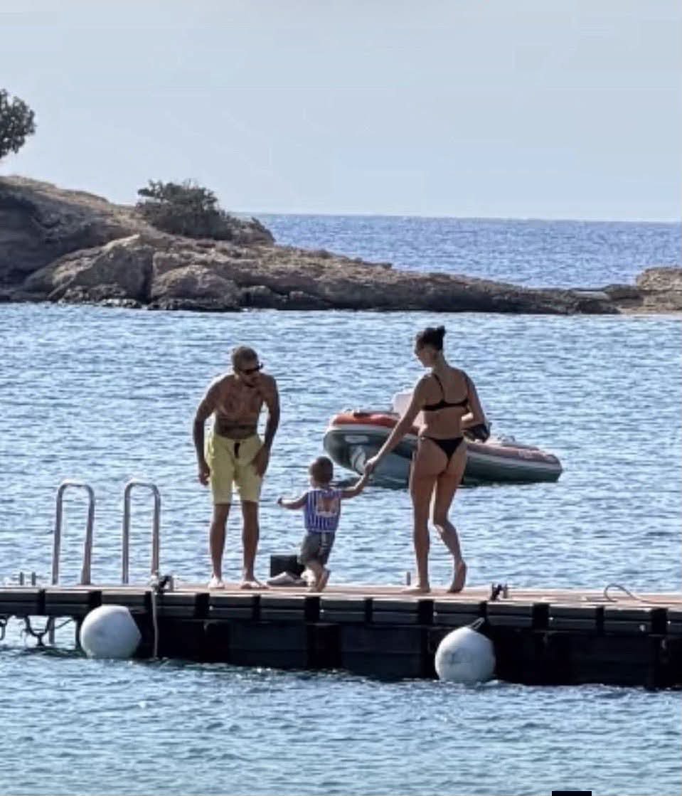 ibeliebersmx's tweet photo. 📸| Justin Bieber, Hailey Bieber y Jack Blues juntos en Grecia. https://t.co/hpcS9xO46A
