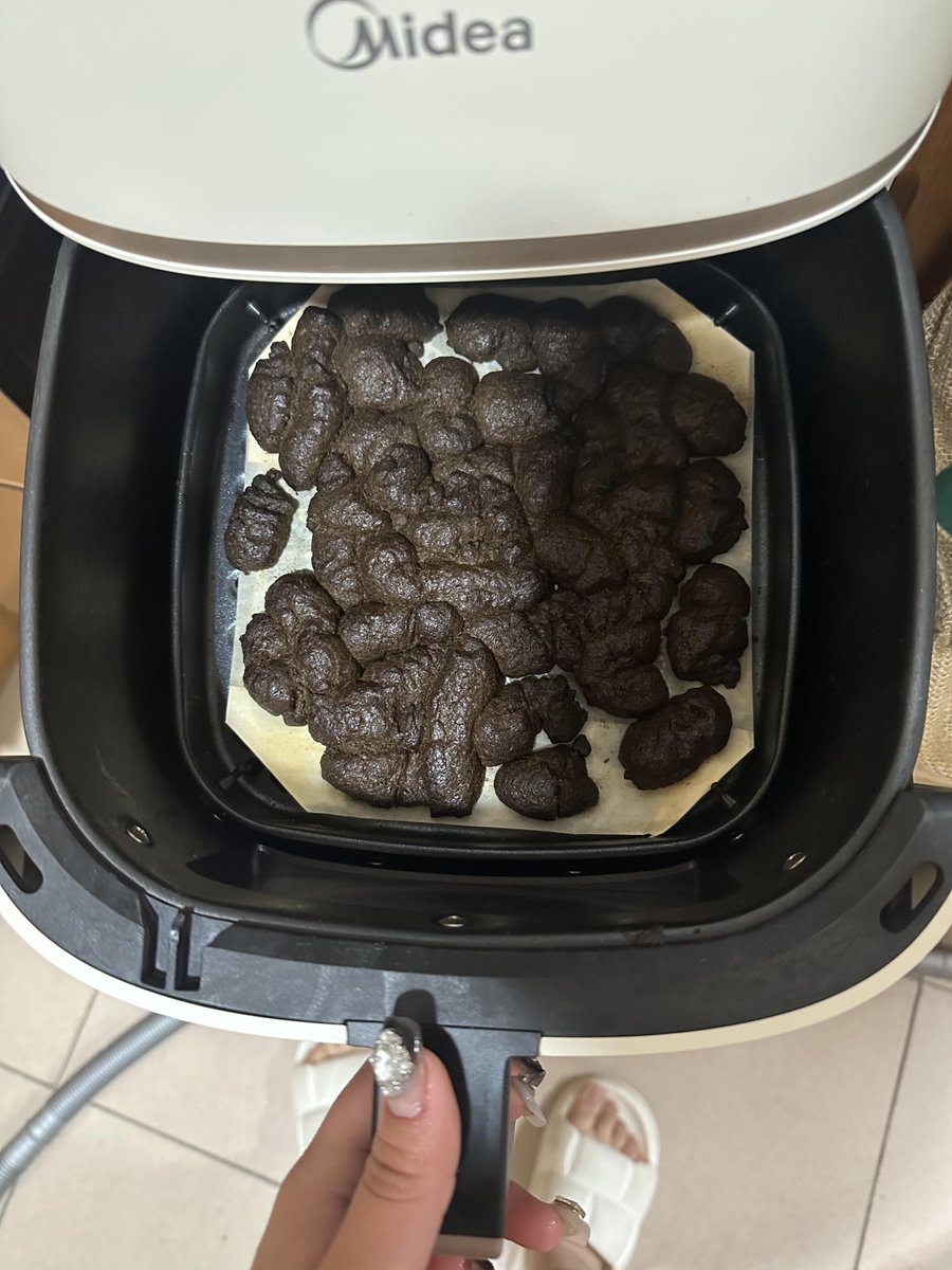 ArthurMoll49360's tweet photo. Just spent a cozy afternoon baking buttery chocolate chip cookies—warm, gooey, and way too fragrant!  Nothing beats the small joys of homemade treats.， https://t.co/SgezEotex8