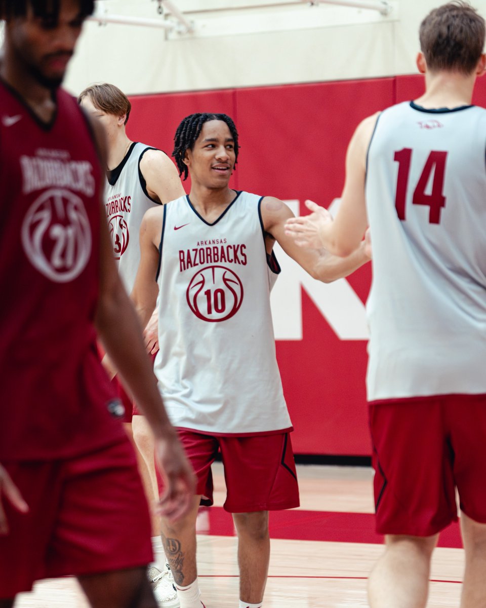 RazorbackMBB's tweet photo. New Hogs are fitting in just fine. 🐗🏠 https://t.co/y8hmUgeGB1
