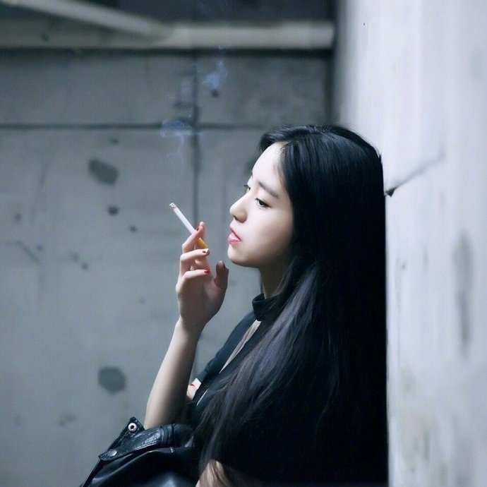 kunmingsun's tweet photo. 鉴婊专家都觉得只有自己才能辨别真的的婊子，臭男人都是大傻逼，被婊子骗。其实男人都不蠢，不是看不懂，而是不在乎女生之间争风吃醋彼此讨厌的小游戏，目的简单明确，就是想操最好看的那个。 https://t.co/dwiCtzyJ2u