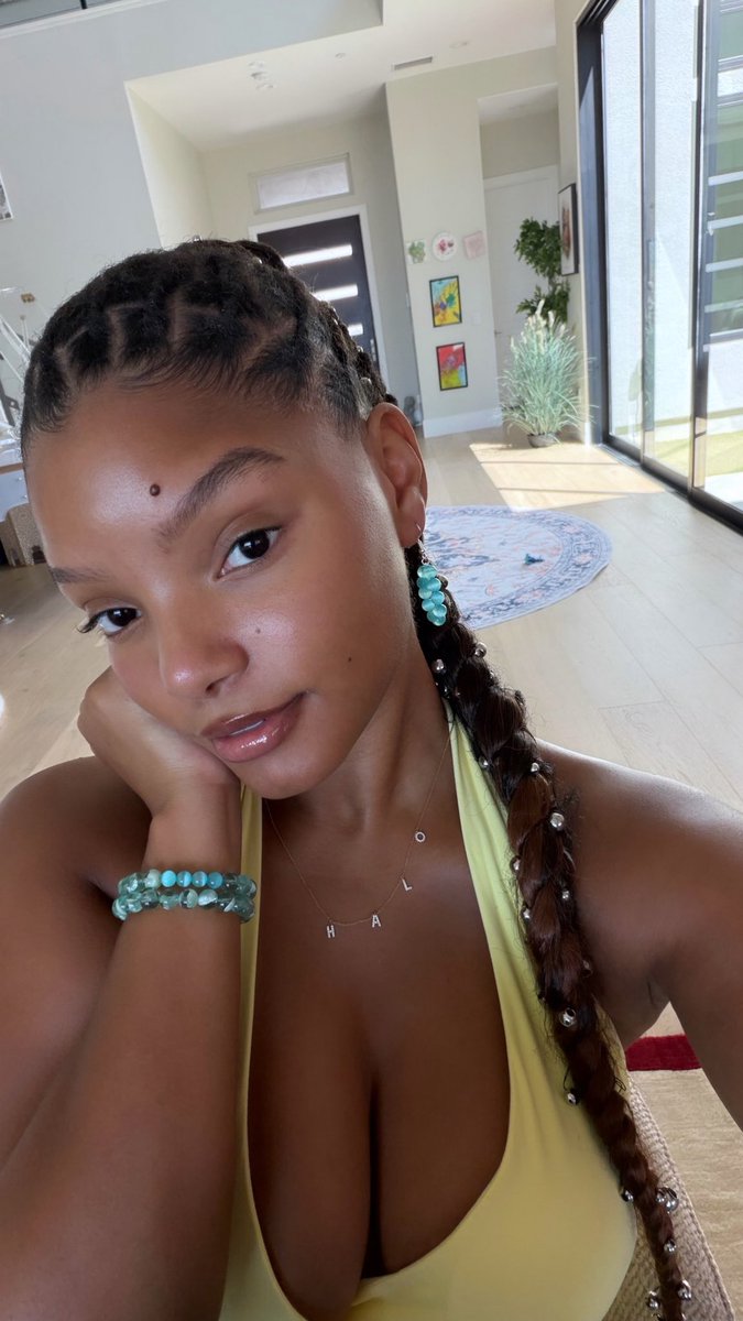 YonathanCa31046's tweet photo. @HalleBailey Ya veo que sé está vendiendo más pulseras de las que tú haces, Halle, princesa mía. 🥰❤️💋👑🌊🐚🪷🦀🐠 Así que muchos besos de tú hombre ( De tú príncipe 👑) Yonathan Cáceres Escobar.💋💋 Made in Spain ( España) y Andalucía.❤️💛❤️💚🤍💚 I LOVE You!!! 🥰❤️👑💋 https://t.co/lZkUflQnVe