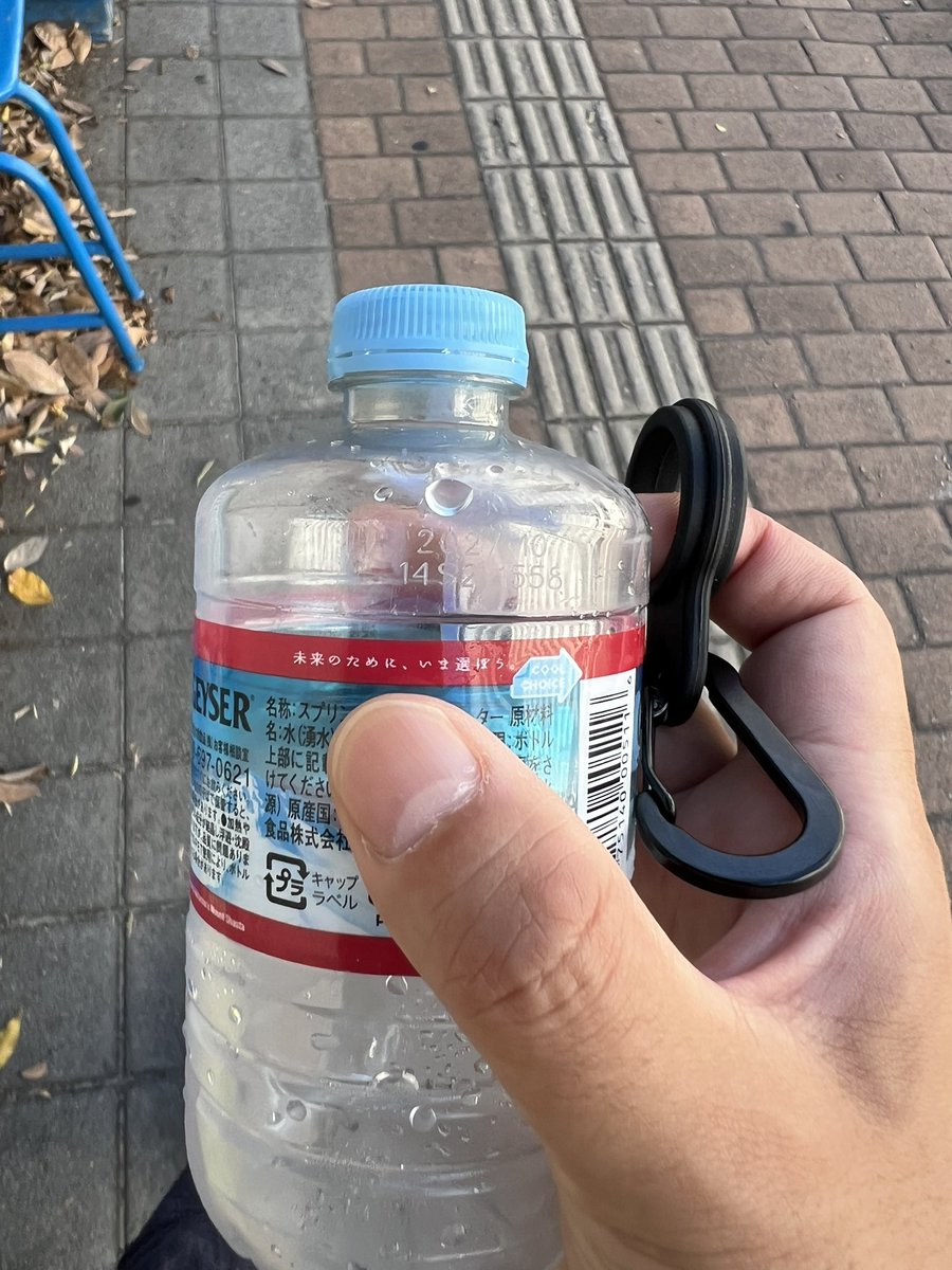 takeshiful's tweet photo. クリスタルガイザー、ペットボトルの口部分が小さすぎてホルダー付けてもすぐ外れてしまう。 https://t.co/DJJFio4l95