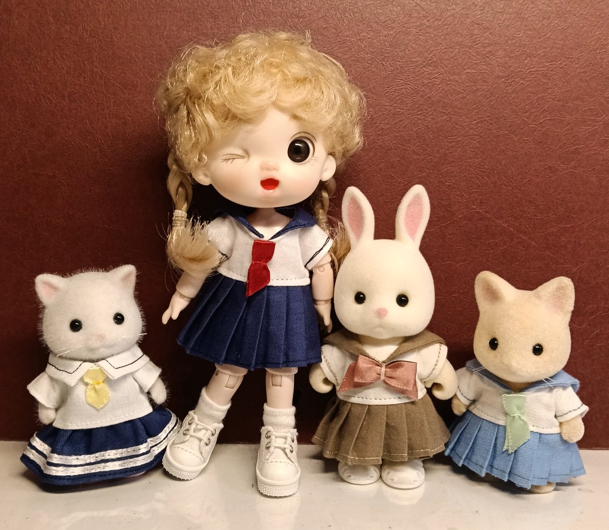 KOMATTAMA2's tweet photo. おはようございます🌞
昨日も夜中までシルバニアさんの服作り🪡🧵
型紙ないけれどセーラー服に挑戦‼️
左の子を参考にして…

①スカート長すぎも他のドールにピッタリw
②まだまだ長くお母さんサイズ
③ヒザ丈を目指すもスケバン風

プリーツめんどくさいのに、思った程カワイクなくて心折れた😿 https://t.co/BLpsiTte9r