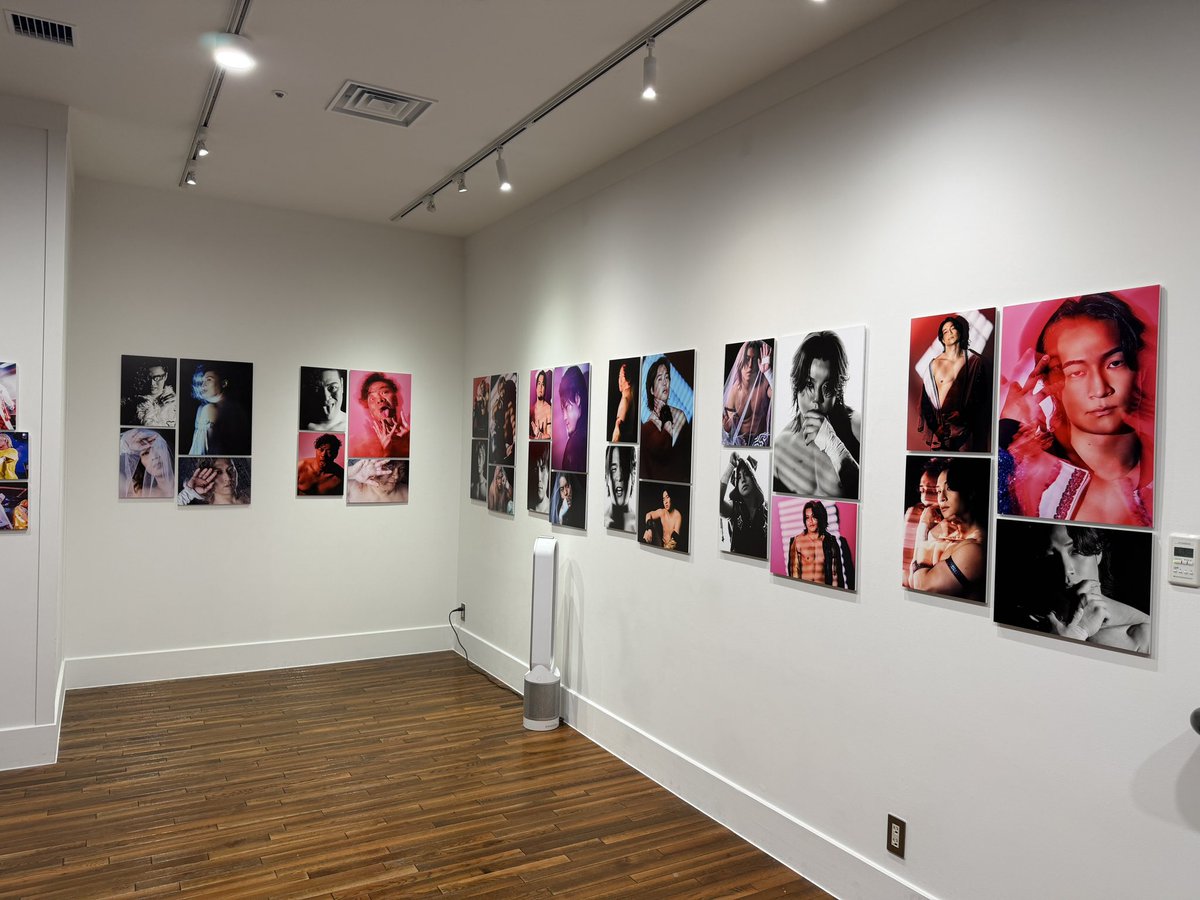 otokoman's tweet photo. というわけで、昨日まで開催してた「DRAMATIC DREAM PHOTO EXHIBITION」に。
主催のイノウエタクヤさんとはシエロに来訪された時たまたま隣に座ってプロレス話で盛り上がった縁。
どの写真も選手の魅力を引き出していて新鮮な視点で見れた。素敵な空間でした!
#ddtpro #ddpe https://t.co/MMlOMBiUPZ