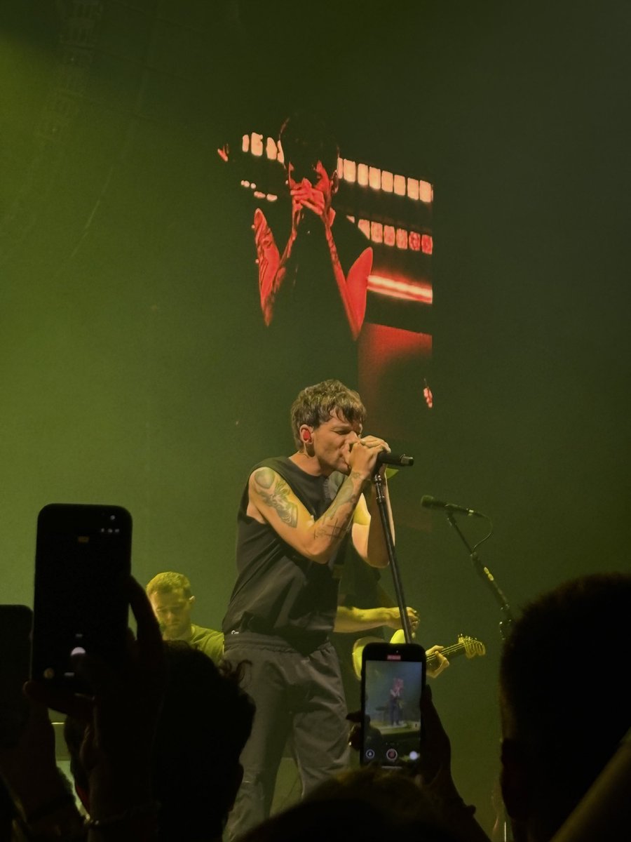 lwtdefenceless_'s tweet photo. Missing tour already 😩 https://t.co/MFgqBgwX68