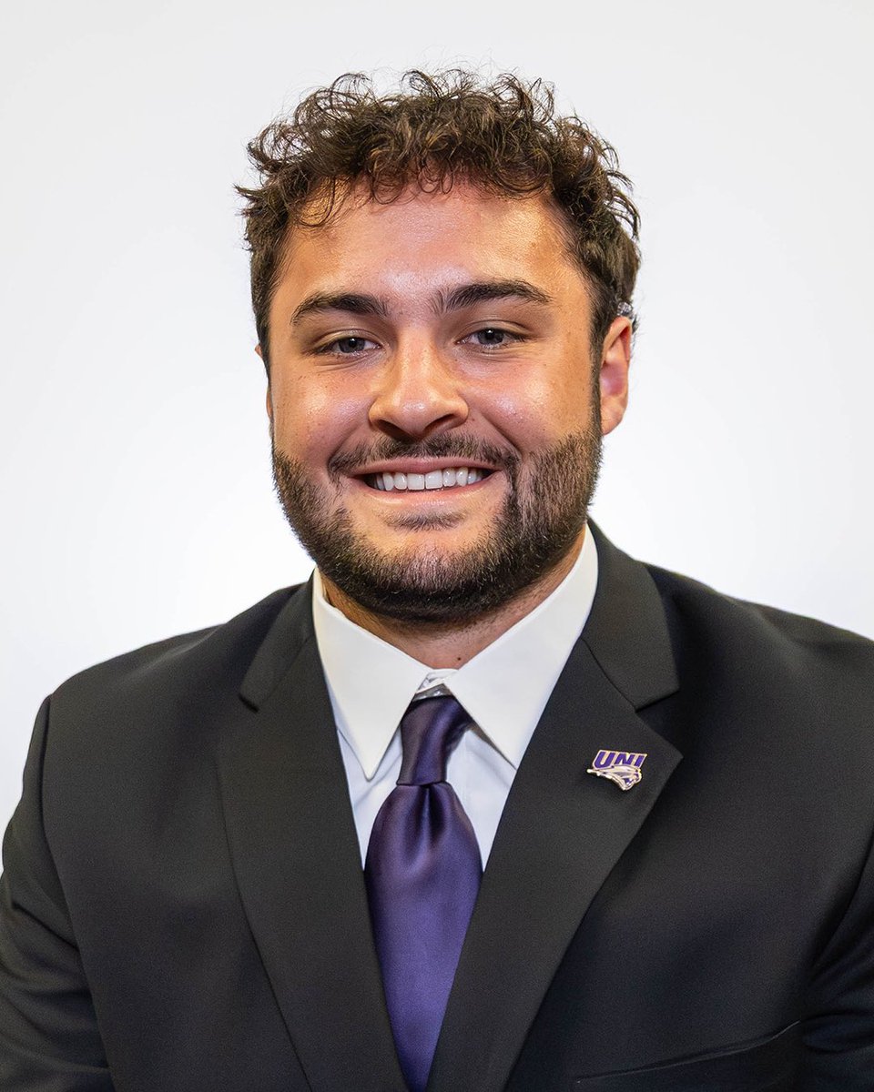 UNIFootball's tweet photo. The squad cleans up pretty nice, huh? 

#EverLoyal | #LegacyEra | #UNIFootball https://t.co/J2DTTOUlGn