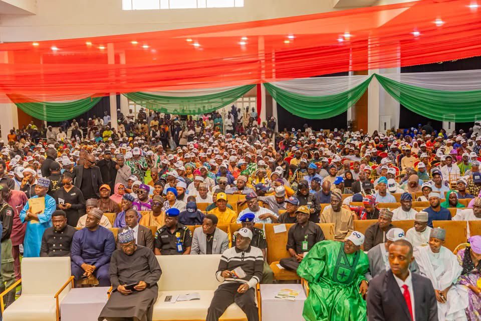 SalihuDanlad's tweet photo. Earlier today, I had the honour to host our leader, Governor Mallam AbdulRahman AbdulRazaq, alongside our party's candidates and the amazing youth across Kwara.

I sincerely thank His Excellency for the trust reposed in me and indeed in the youth of our dear state. By His Grace, we will use our experience to sustain and improve upon the transformation agenda of Kwara that we are all part of.

Without mincing words, Governor AbdulRazaq has performed wonderfully well. Even those who talk on radio and television have never for one day said he has not performed. As someone who has been part of oversights, I can confirm to you that the governor's impact is felt in all 193 wards of Kwara.

We have learnt a lot from his leadership, and by God’s grace we will keep the train moving. Whenever people ask about capacity or popularity, my answer is simple: Mallam AbdulRahman AbdulRazaq is gaining more popularity, and all of us who contested the primaries did so on the strength of his structure.

As candidates, we are already reaching out to our brothers who are aggrieved as part of moves to deepen reconciliation efforts of the party. And to our elders in the party, the insinuation that we are coming to retire the elders as young people is unfounded; our administration has gained so much from the elders’ wisdom, and we will always leverage their wise counsel, as there's no retirement age in politics.

Kwara will be greater, and together we can do it!

SYD