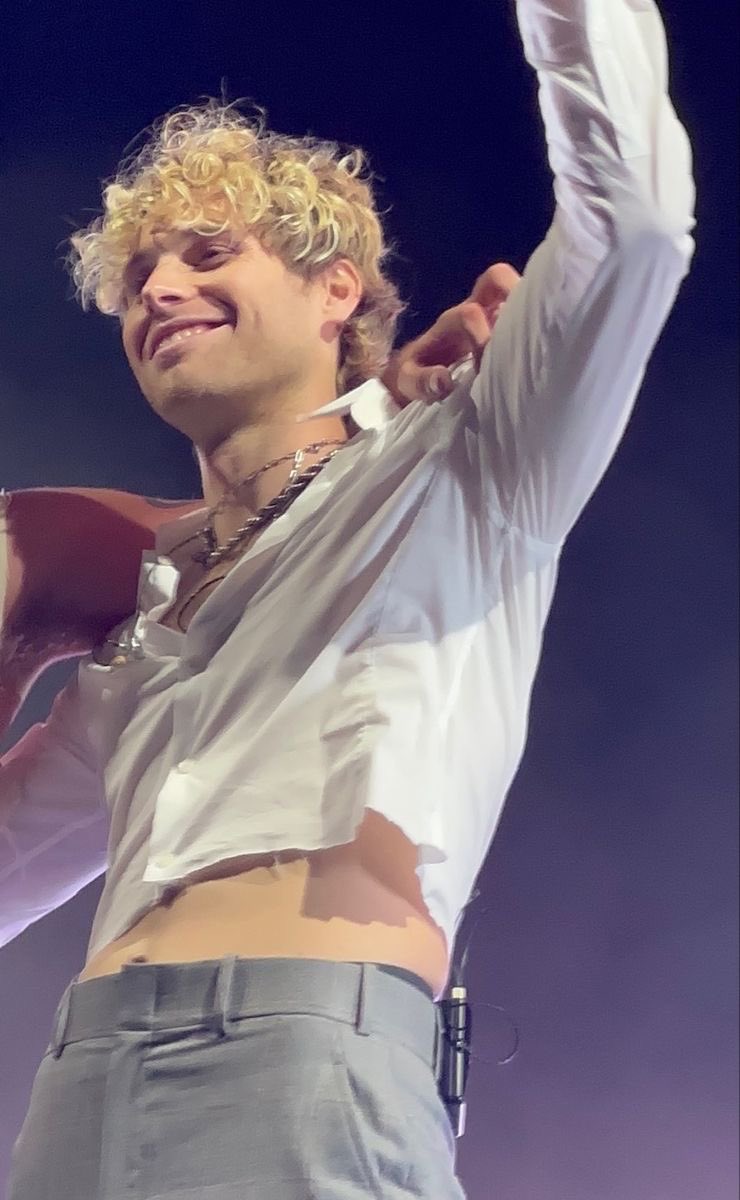 VendettaSaxon's tweet photo. Is this a safe place to say that I genuinely am grieving blonde Luke right now… https://t.co/NffXx7EwyG