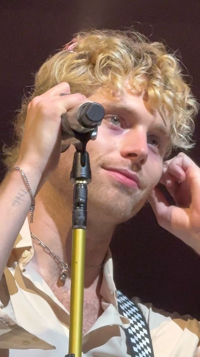 VendettaSaxon's tweet photo. Is this a safe place to say that I genuinely am grieving blonde Luke right now… https://t.co/NffXx7EwyG