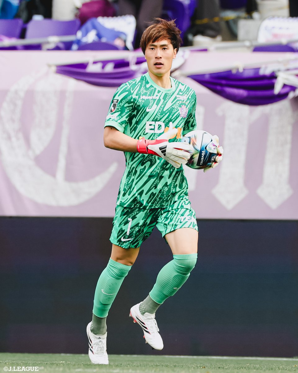 J_League's tweet photo. 🎂 HAPPY BIRTHDAY 🎂

本日7月28日は
サンフレッチェ広島
大迫敬介 選手の27歳の誕生日です👏

大迫選手、
おめでとうございます🎊

@keisuke_0728
@sanfrecce_SFC
#Ｊリーグ https://t.co/wimIO7lSff