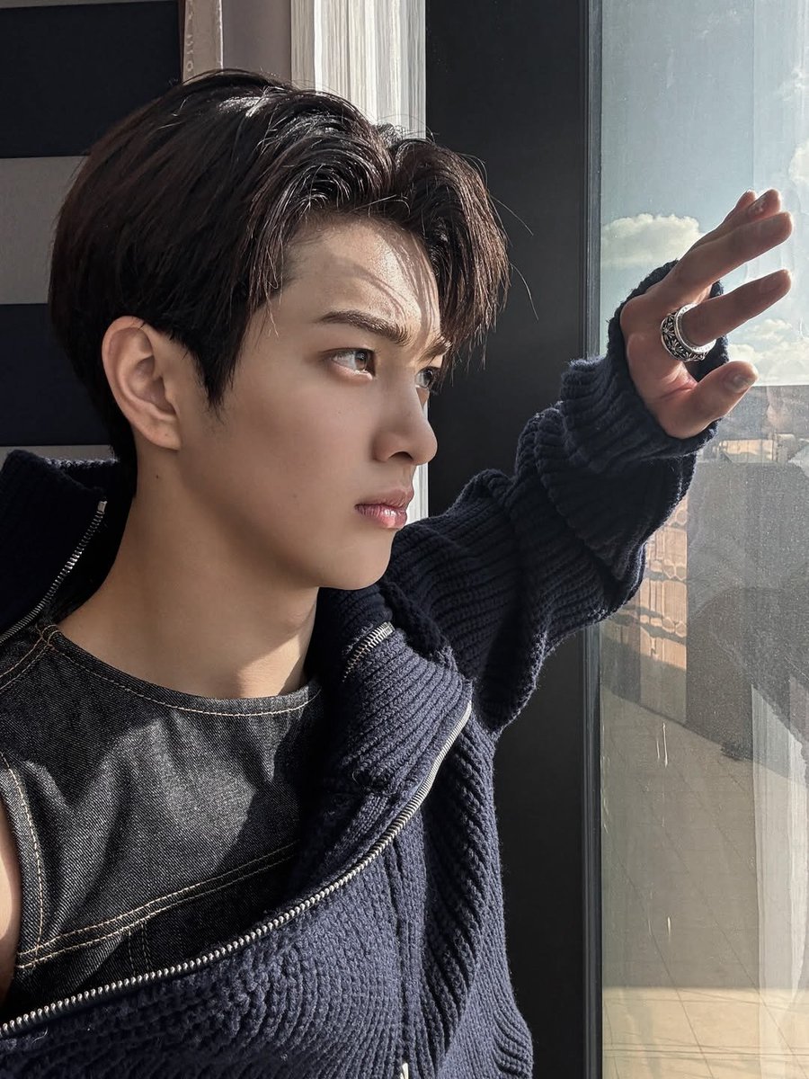 Keoonho's tweet photo. me (your sunshine) vs sunshine. https://t.co/HonaXO3Zik