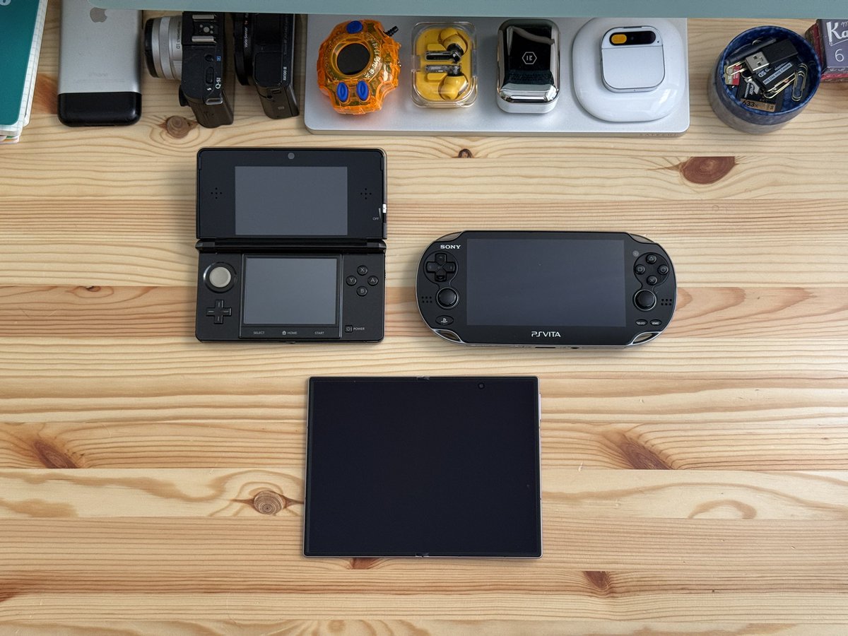 Galaxy Z Fold 8 vs. Nintendo 3DS vs. PS Vita
