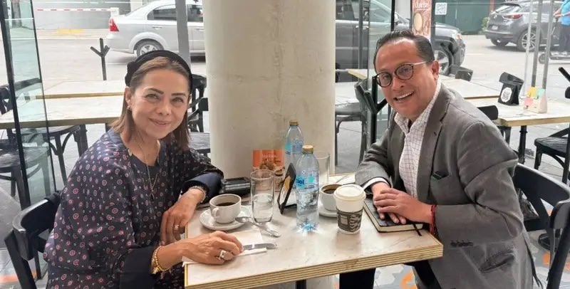 EnBogaMx's tweet photo. 🤝 Una reunión que mueve las piezas políticas

La aparición de Josefina Vázquez Mota junto a David Olivo Arrieta, coordinador de Proyectos Prioritarios de Movimiento Ciudadano, despertó nuevas lecturas en el escenario político nacional. 👀🗳️

El encuentro ocurre en un momento donde comienzan a observarse nuevos acercamientos y reacomodos rumbo a los próximos procesos electorales. 🇲🇽

Hasta ahora, no hay anuncios oficiales sobre acuerdos o incorporaciones, pero la imagen ya generó conversación en los círculos políticos.

#EnBoga #Política #México #MovimientoCiudadano