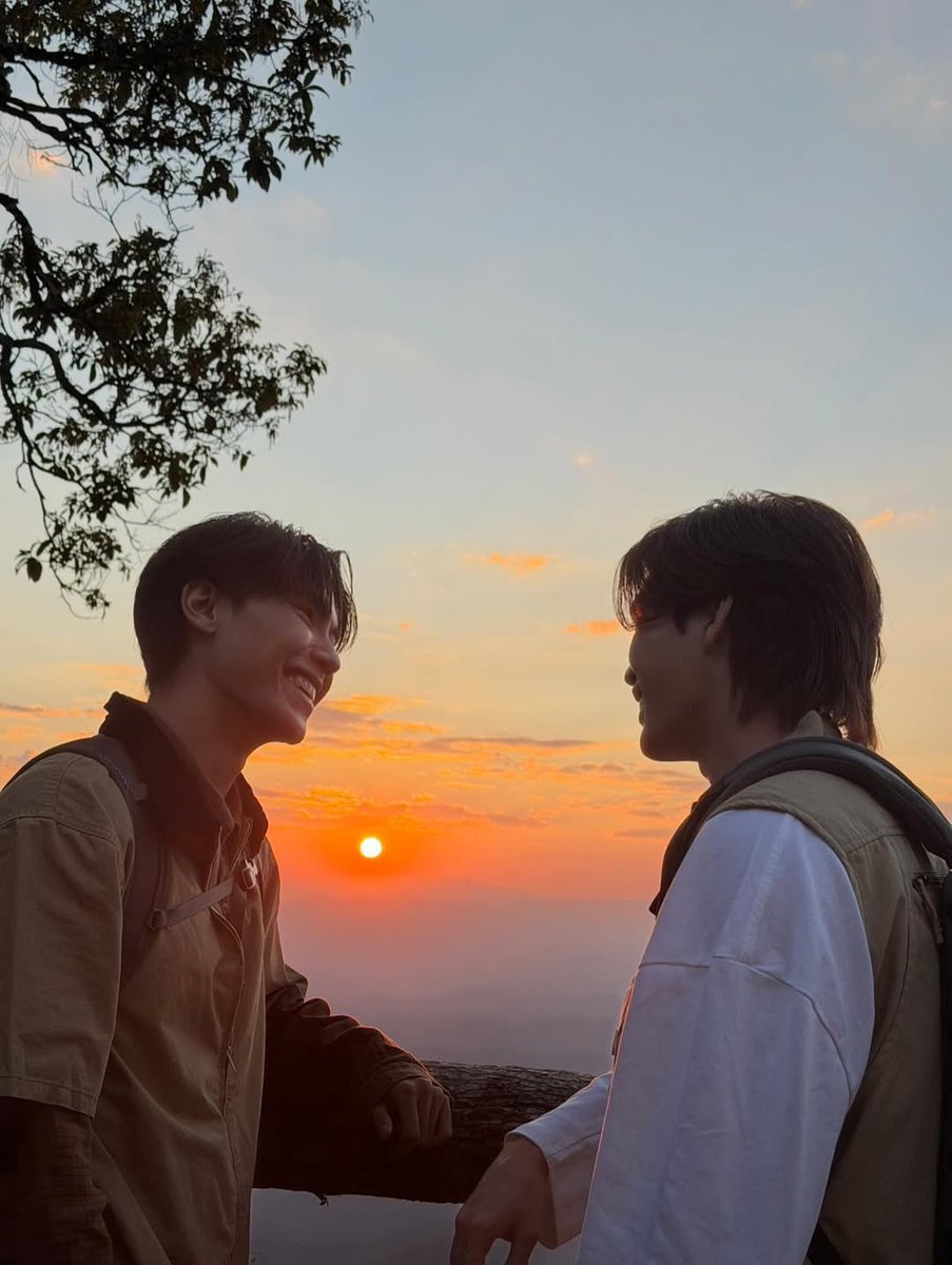 JuniorMarkBR's tweet photo. #JuniorMark #junniorrs #markjrtn

Para @jnnrrs e @Markjrtn,
Sabemos que nesses últimos dias vocês dois enfrentaram inúmeros desafios, situações desconfortáveis e foram tratados de maneira injusta. Mesmo que sintamos orgulho de ver o quanto vocês são fortes e de como não deixam essas situações abalarem a forma com que demonstram carinho pelo fandom, sentimos muito que as coisas tenham chegado a esse nível.
Nós, Starmies, amamos muito a família JuMarkMo e só desejamos que vocês possam sentir esse amor o tempo todo, principalmente em momentos como estes. Estamos com vocês e acreditamos que conseguirão superar essa fase difícil. Mesmo que vocês não mereçam, de forma alguma, passar por tudo isso, temos certeza de que ficarão bem, e nós estaremos aqui para celebrar a felicidade e o sucesso de vocês.

To @jnnrrs and @Markjrtn,
We know that over the past few days, both of you have faced countless challenges, uncomfortable situations and have been treated unfairly. As proud as we are of how strong you both are and of how you haven't let these situations change the way you continue to show your love and care for the fandom, we are truly sorry that things have reached this point.
We, Starmies, love the JuMarkMo family very much and all we want is for you to feel that love all the time, especially during moments like these. We are with you and we truly believe that you will overcome this difficult time. Even though you absolutely do not deserve to go through any of this, we are certain that you will be okay and we will be here to celebrate your happiness and success every step of the way.

- Adm 🫧