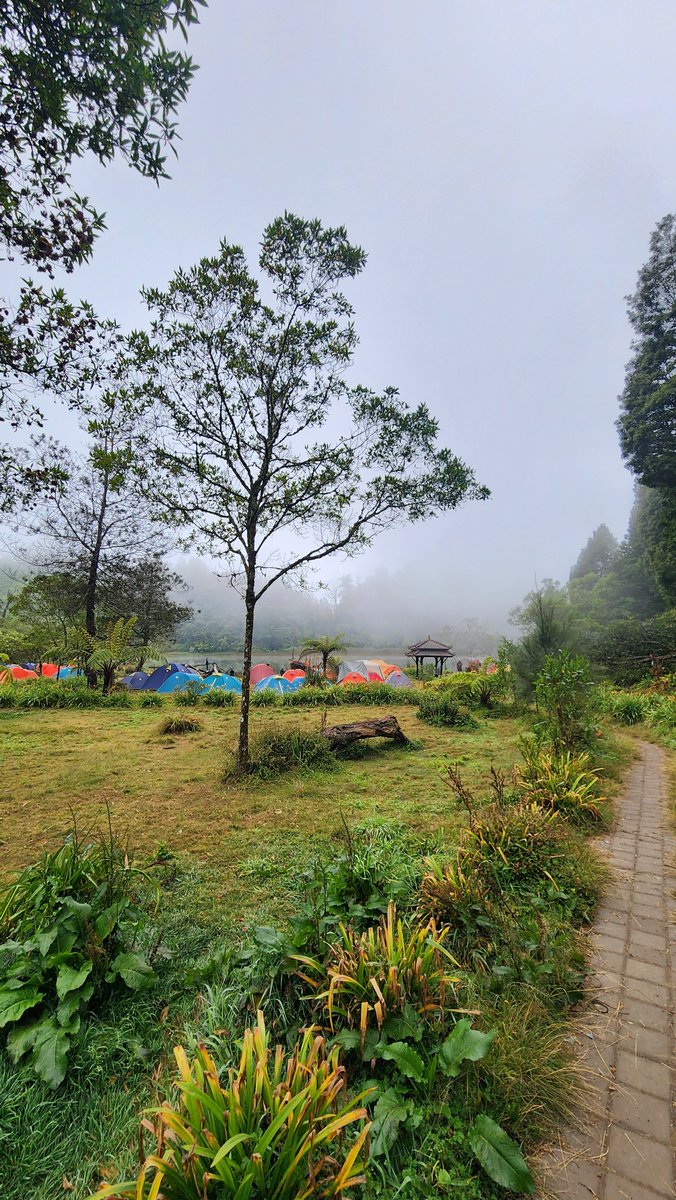 czomplex's tweet photo. Berantem dengan 7°C itu https://t.co/PZLoYAYKpM