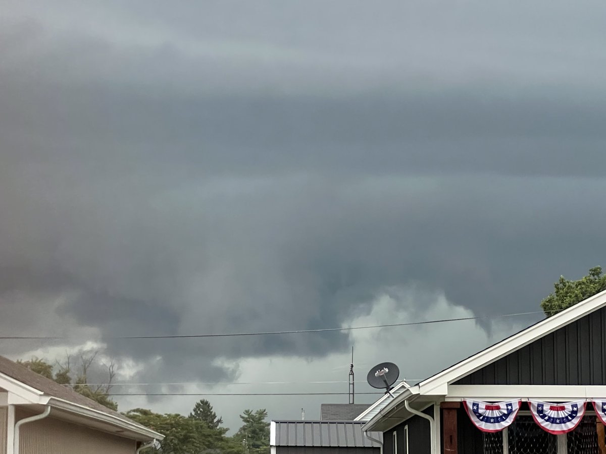 Bmn1990_'s tweet photo. @MarcWeinbergWX Brownstown Indiana weathers looks mean tonight https://t.co/RY8Pvl6ycT