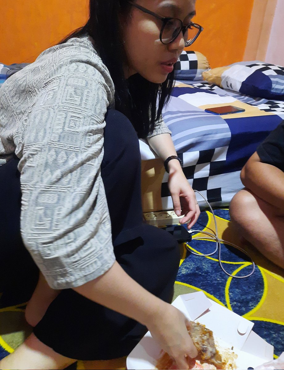 FatimaSyahrani_'s tweet photo. K'Aldo : cepet banget kalian pulang dari Bittuang
Ipin : Iya, kan yang bawa motor Marsedes
K'Aldo : Marsedes siapa?
Ipin : Itu yang temannya Rossi
Pipi : yang dia maksud Marcquez
🙂 https://t.co/xuH45j210A