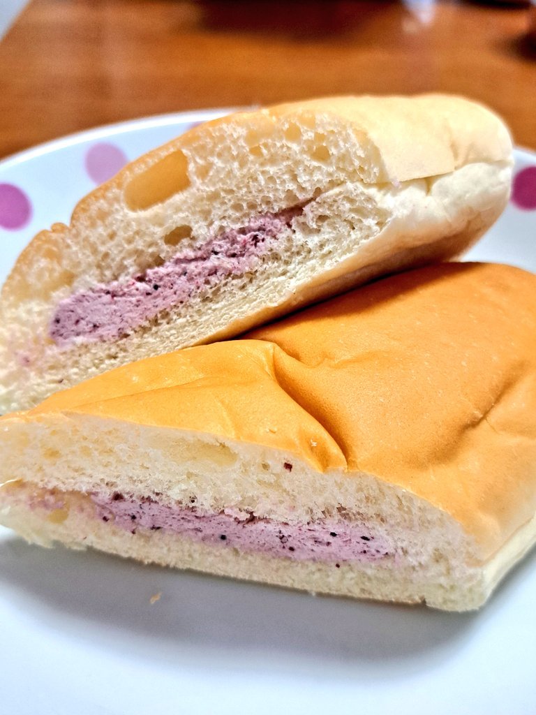 motoyoshirest's tweet photo. おはようございます！本吉レストショップです🐄⸒⸒

今日はくもりの気仙沼です☁️

クリームサンドは冷凍出来ます！
沢山買ったら冷凍庫へ！
自然解凍、またはレンジで様子を見ながら解凍して召し上がれ〜😋

この時期、半解凍にして冷たいまま食べるのもまた美味しいですよ🤗

今日も元気に営業中🤗 https://t.co/5TGHOcGKhU