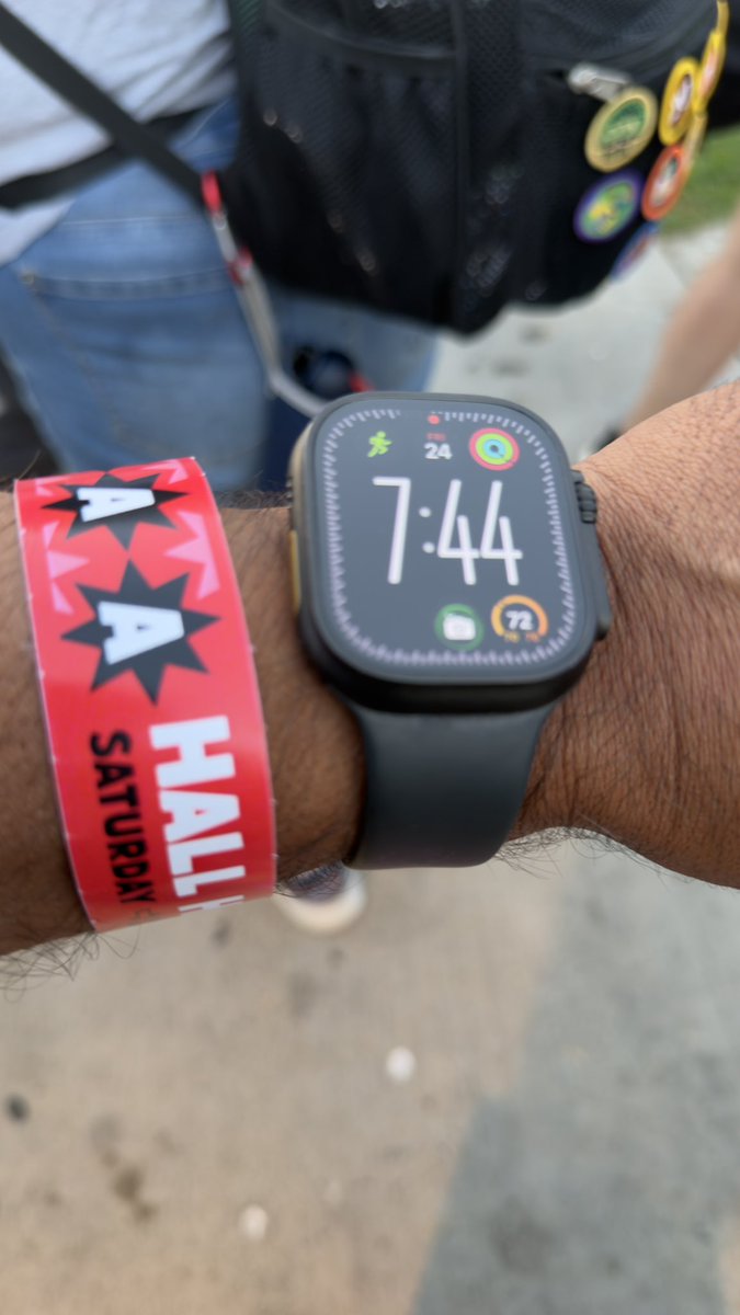DavidTapia's tweet photo. @HallHLineSDCC Got it about 10min before the time on my watch https://t.co/b5yfMh842N