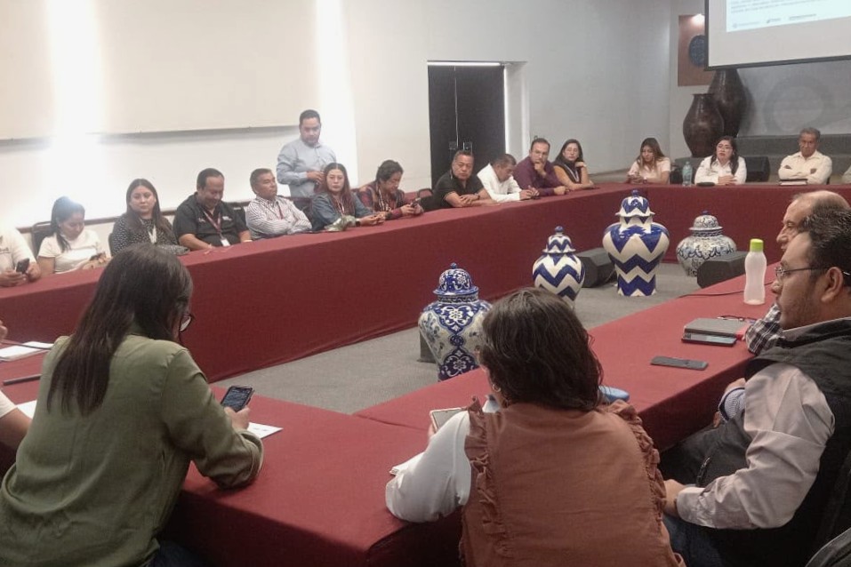 CAPCEEGobPue's tweet photo. Como parte del trabajo coordinado del @Gob_Puebla, personal de #CAPCEE participó en la reunión interinstitucional organizada por @Segob_Puebla, con las microrregiones de Puebla Capital, a fin de tratar y atender los temas de esta zona del estado.
#PorAmorAPuebla. https://t.co/4dGzZ3p6nR