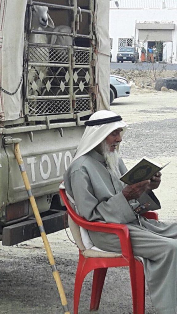 A_M_Alhashmi's tweet photo. يالله ترحمنا وانت الحصانه ،،

من دنيةٍ ماهي مع الناس فطبوع ،،

لولا صلاة الله فحزت اوانه ،،

مال الصبر من حالها دور واسنوع ،،

عبدالله الهاشمي https://t.co/iQNXYY2NST