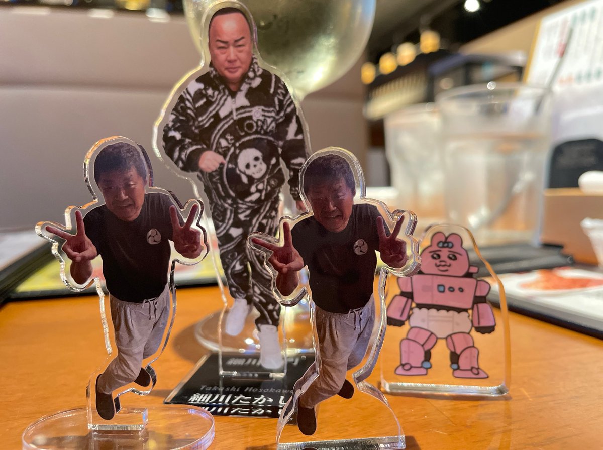 mickkn's tweet photo. 移転への皆様のお心遣い
感謝が尽きません

そして、この度は私のアタオカいやアクスタ
さらに若松マーケット会長から超カッコいいシャツ

大変ありがたく存じます

一所懸命においしい一杯を作り続けることを誓い
結びといたします

◆豚皮ラーメン
◆背徳
◆反社玉

＃ロータス横須賀 https://t.co/9MvHNu0QoN
