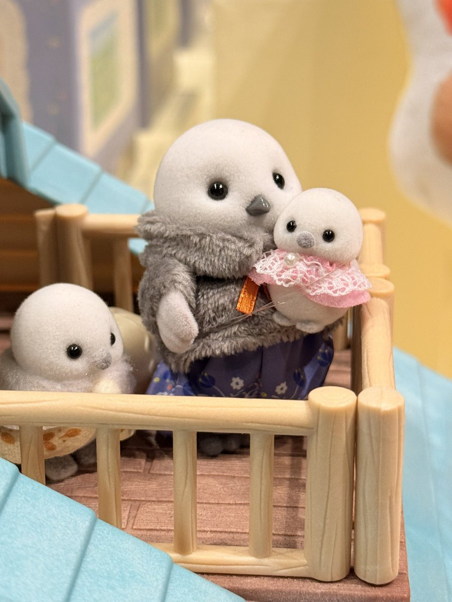 harryrinrin's tweet photo. 🤱🕊️｢あ〜またあの子シルバニア忘れて出かけて行ったわ〜｣
👶🏻🕊️｢僕たち、お留守番だね｣

シルバニア忘れ投稿第2弾
（シルバニアファミリー展の写真）
#シル活 https://t.co/svvWhn9b61