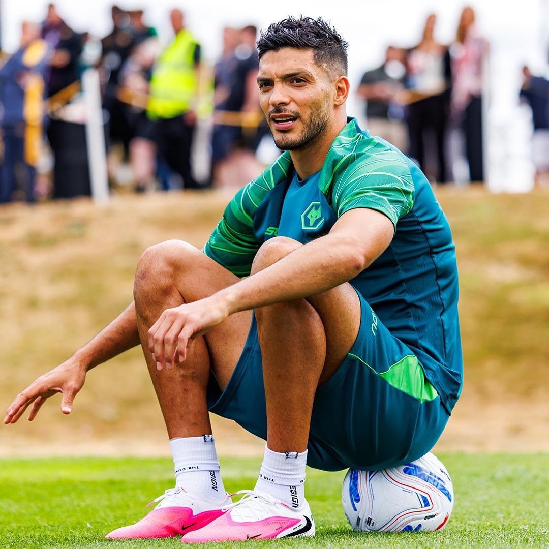 julioordz10's tweet photo. Raúl Jiménez 🇲🇽 (35) ya tuvo su primera práctica con los Wolves tras haber reportado este mismo lunes. Se espera que el delantero mexicano pueda sumar sus primeros minutos de la pretemporada el próximo 29 de julio cuando enfrenten al Doncaster Rovers de Inglaterra. 

Posteriormente, Wolverhampton enfrentará al Racing Club de España y finalmente comenzará su  temporada de manera oficial el 8 de agosto ante Port Vale en la EFL Cup 🏆🏴󠁧󠁢󠁥󠁮󠁧󠁿. 

El mexicano debutará en la Championship el 14 de agosto frente al Blackburn Rovers.