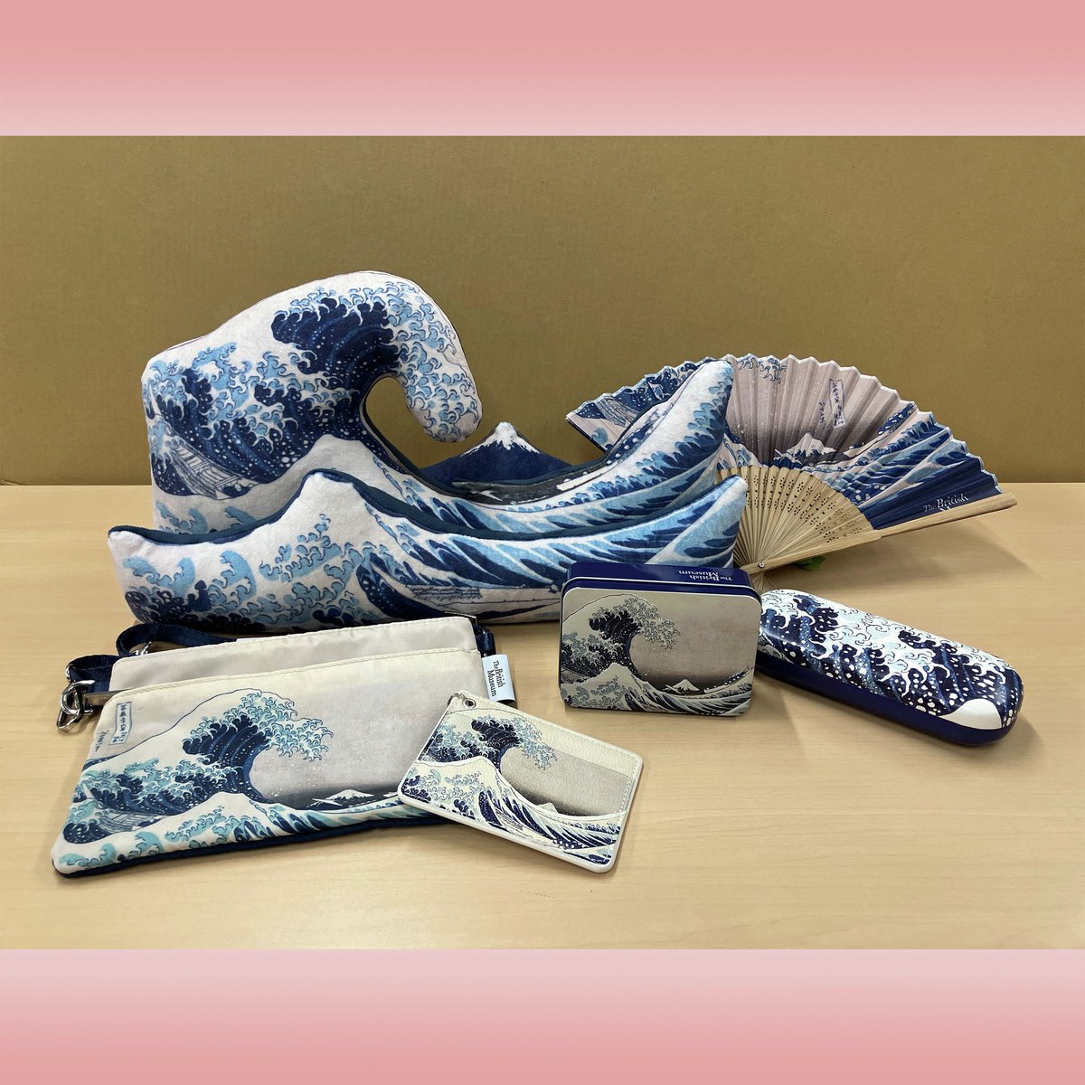 daiei_ten2026's tweet photo. ＼グッズも見逃せません！🎁✨／

展覧会オリジナルグッズが勢ぞろい！

🐯作品から飛び出してきたようなぬいぐるみやマスコット
🌊《神奈川沖浪裏》をモチーフにした普段使いできるアイテム
📖展覧会図録やステーショナリー　など…

見ているだけでも楽しいラインナップをご用意しました✨

お気に入りのグッズを見つけて、展覧会の思い出を持ち帰りませんか？😊

グッズ情報はこちら👇
🔗https://t.co/tNB5YAMzgu

大英博物館日本美術コレクション
百花繚乱～海を越えた江戸絵画
 📍東京都美術館
 📅7/25(土)～10/18(日)
#大英日本美術展
#東京都美術館
