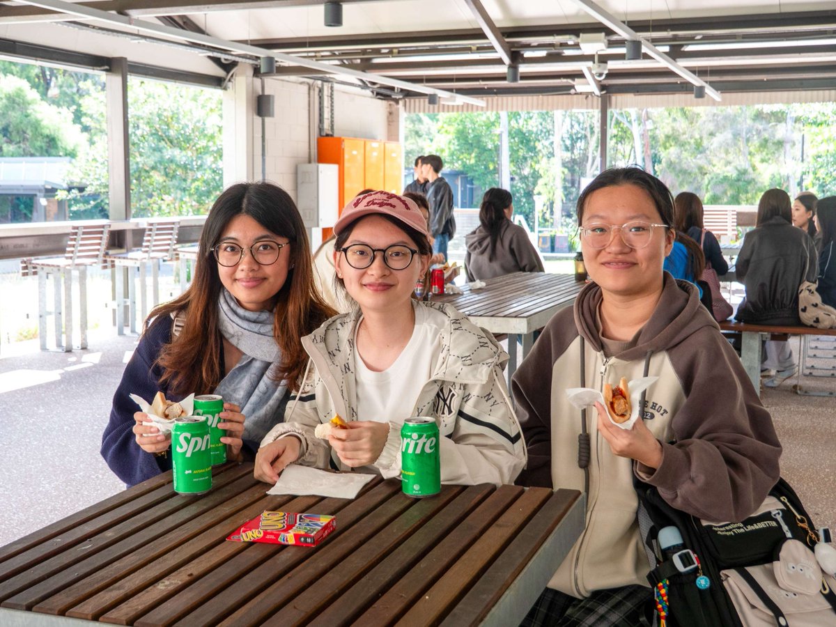 UQCollege's tweet photo. Nothing brings people together quite like a classic Aussie sausage sizzle! 🌭

Our students took a well-earned break from their studies to enjoy a free lunch, play games, and spend time with friends. 

Thanks to everyone who joined us. See you at the next activity! 🙌 https://t.co/y1Y7oMCfaD