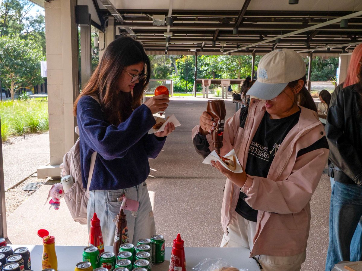 UQCollege's tweet photo. Nothing brings people together quite like a classic Aussie sausage sizzle! 🌭

Our students took a well-earned break from their studies to enjoy a free lunch, play games, and spend time with friends. 

Thanks to everyone who joined us. See you at the next activity! 🙌 https://t.co/y1Y7oMCfaD