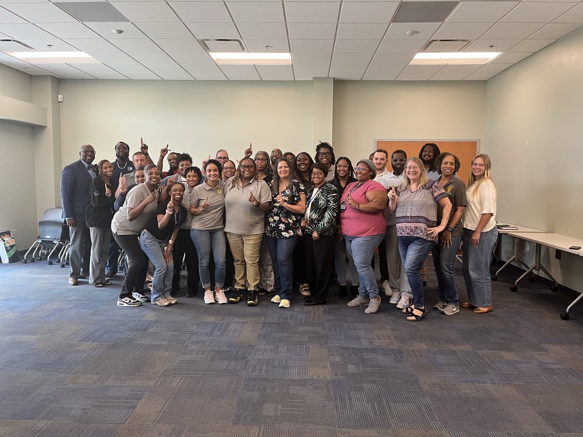 VADOC's tweet photo. Chief Deputy Director Jermiah Fitz stopped by District 1, Richmond Probation &amp; Parole to celebrate the corrections team during Pretrial, Probation, and Parole Supervision Week.

We thank Chief Deputy Director Fitz and District 1 for honoring our Probation &amp; Parole Officers. https://t.co/iCMqSPOfGG
