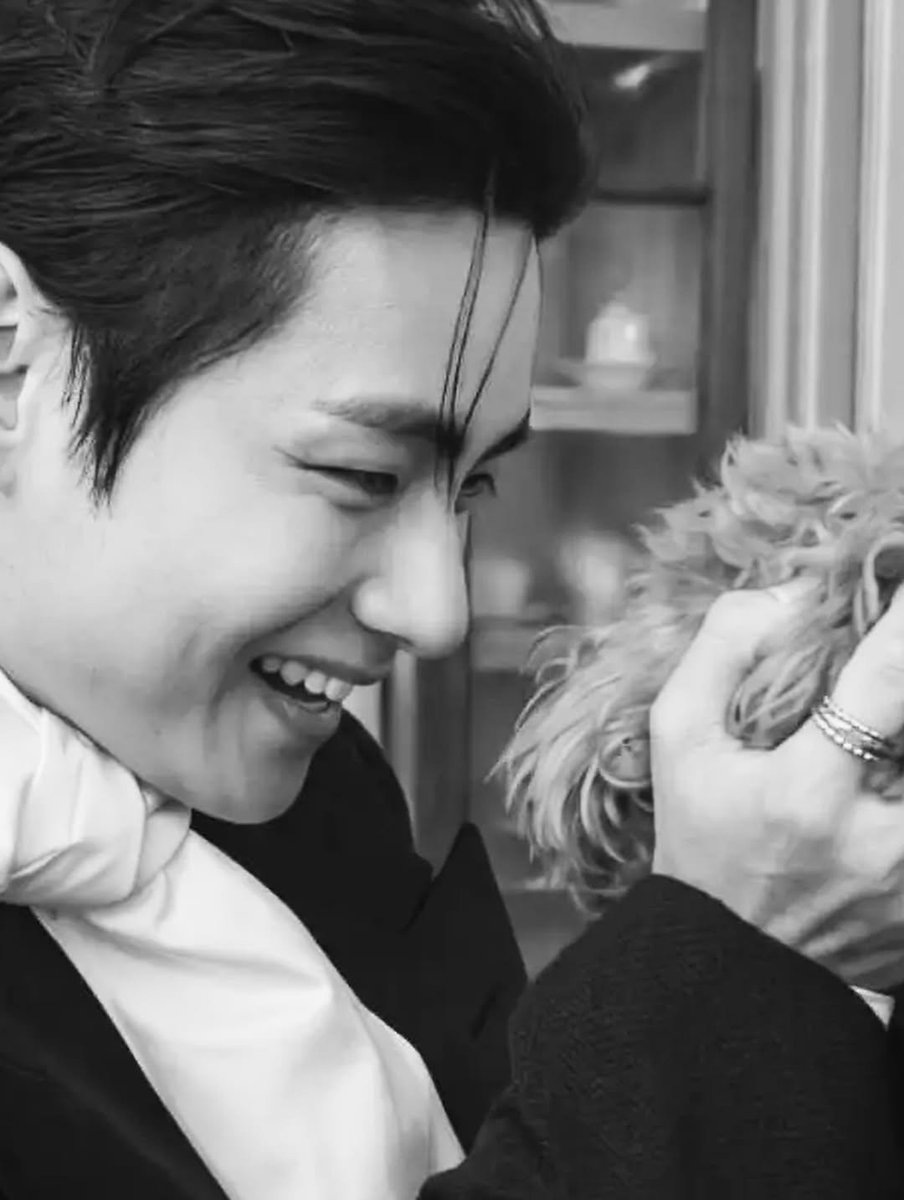 FBTaehyung's tweet photo. Taehyung + animales = Pureza total y dosis inmediata de felicidad. 🐶🥹
En Instagram compartimos un post súper especial celebrando la hermosa conexión que Tae tiene con las mascotas y lo noble que es su corazón. ¡No se lo pierdan!
👉 Míralo aquí: https://t.co/xMcdARqq2M https://t.co/C8we3xBuAZ