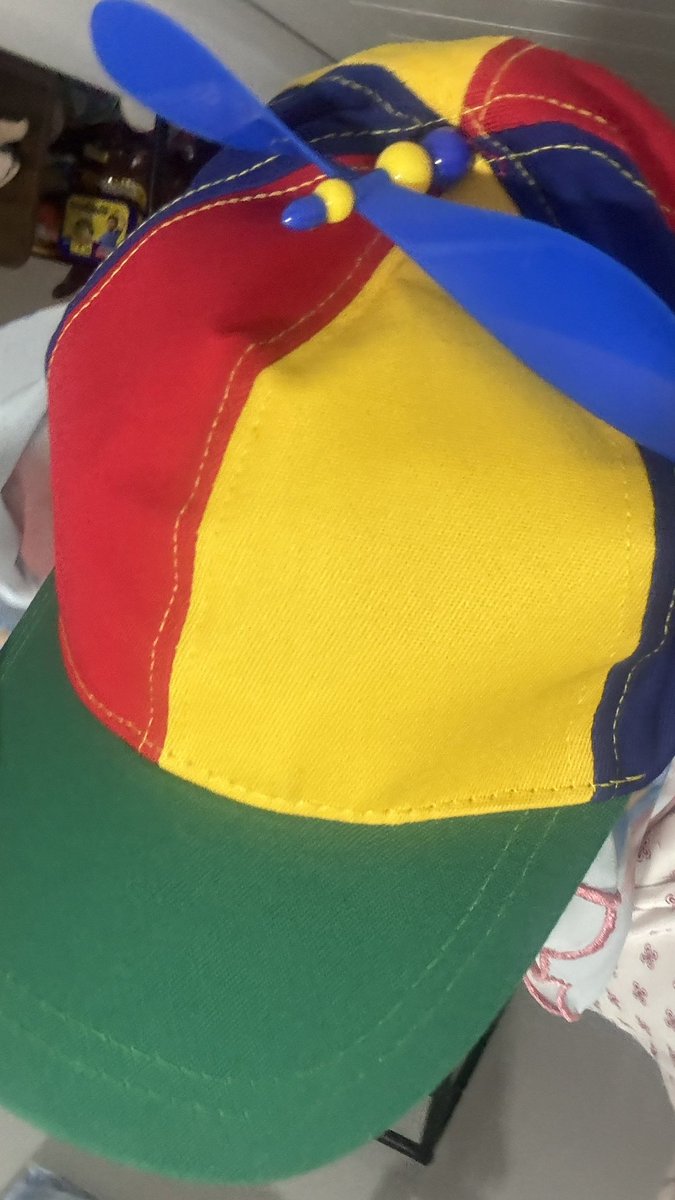revouledde's tweet photo. kalau kalian nemu org tas ini dan topi ini pls samper dan mjnta freebies nya 
#fsrditb https://t.co/H6Dgu5gJCx