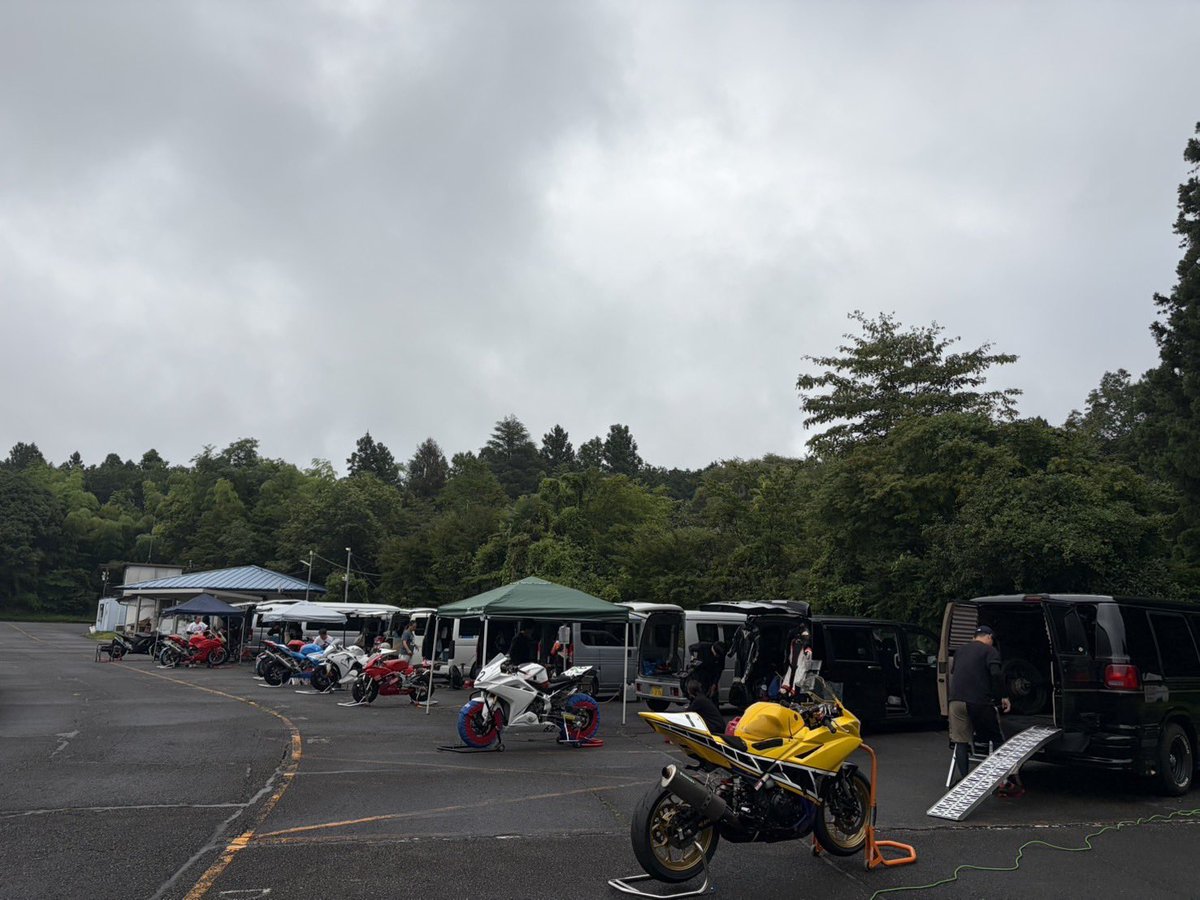 Orochi_PCS's tweet photo. 本日はOROCHI白糸貸切基礎練習会！
路面はハーフウェットで曇空☁️
夕方から☔️⚡️予報ですが、練習会終わるまで小雨か曇空のままだといいのですが...🤔
参加人数は12名！暑くはないのですが湿度は高そうなので、休憩もはさみながらトレーニング🔥
今日は
哲悟coach @tetsugo1025 
一樹coach @kazuki__26 の２人体制です😊

#オロチコーチング #orochiPCS #基礎練習会 #白糸 @shiraito_sl