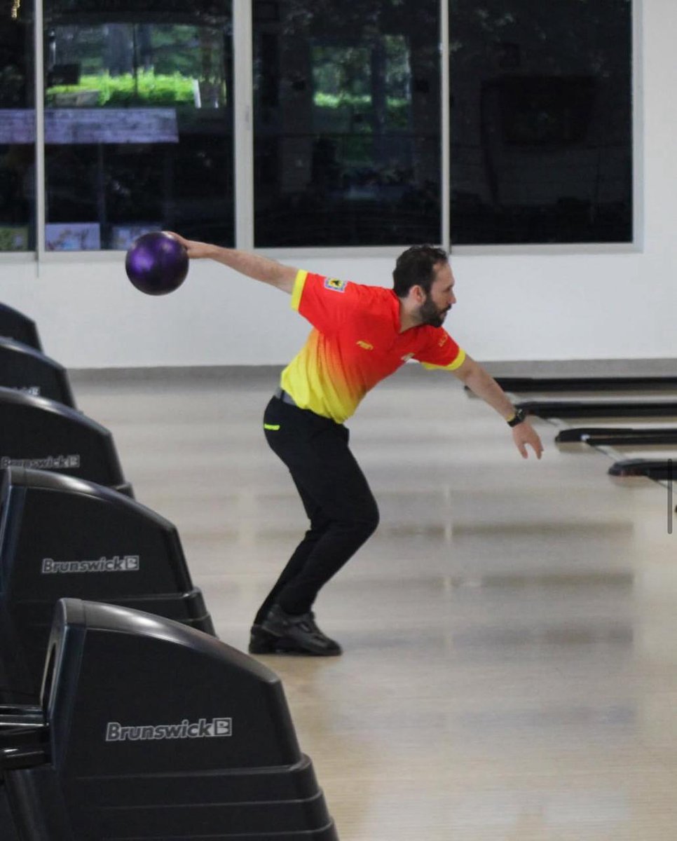 IDRD's tweet photo. 🎳 El deportista de bowling del #EquipoBogotá, Óscar Rodríguez, ganó de manera espectacular la medalla de oro en individual masculino, sumando 1.487 pines, y superando por amplio margen al venezolano Rodolfo Monacelli (plata con 1.418) y al dominicano Francisco Prats (bronce con 1.402). Es la quinta presea dorada de Bogotá en las justas. 

¡Felicidades Óscar, orgullo de ciudad!💛❤️

 📸IDRD.
